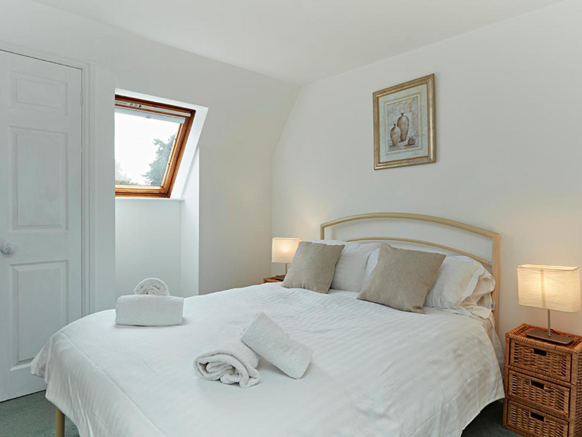 Pass The Keys Luxury 5 Bedroom Riverside In Town Centre *