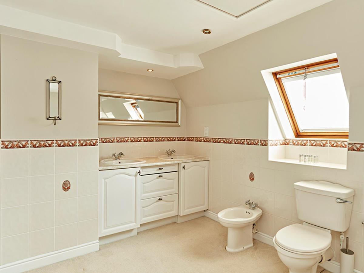 Pass The Keys Luxury 5 Bedroom Riverside In Town Centre Holiday home